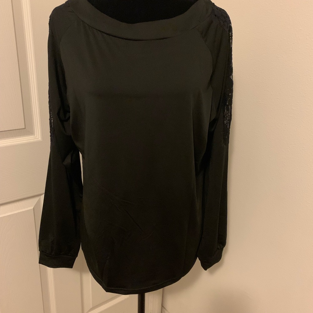 ☀️2 for 22 ☀️Black shirt with lacy sleeve inserts